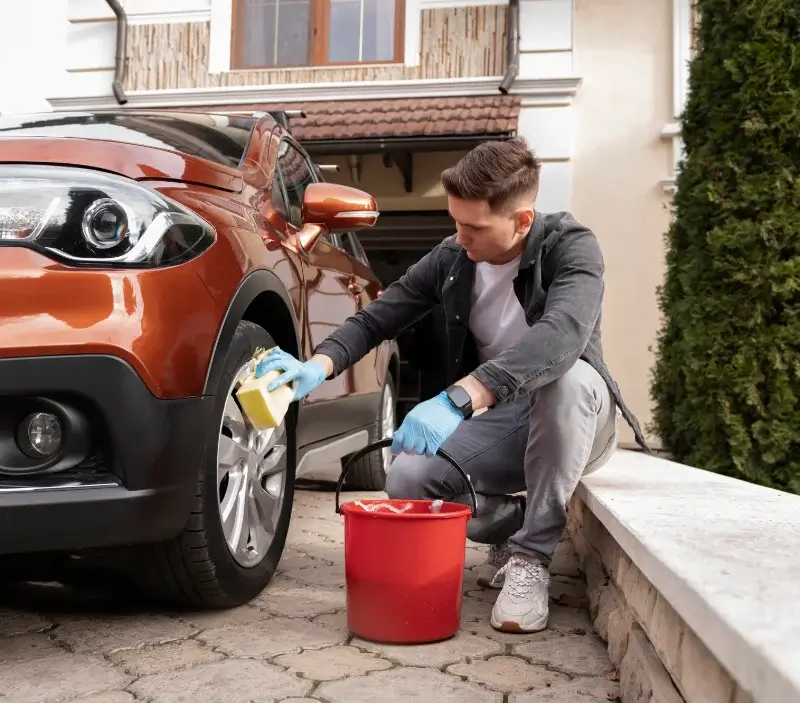 Lavage auto à domicile Notre-Dame-de-l'Isle : professionnel intervenant sur un véhicule
